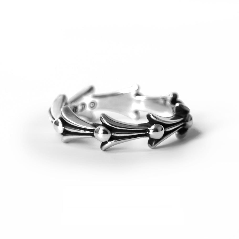 Chrome Hearts Cross Tail Ring – The Details When you wear a Chrome Hearts Cross Tail Ring, it were as if a fragment of a meteor fell to your fingertips. The design that combines only some of the classic cross motifs makes you feel a particularly unique presence among the many Chrome Hearts items. Chrome Hearts Cross Tail Ring